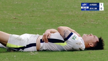 体育赛事-0:4惨败！国安点球引发大争议，邓卓翔无奈1幕：令众多球迷动容！