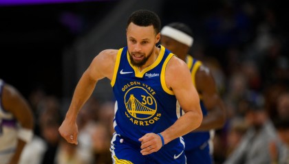 Kaiyun 开云体育官网-勇记：库里股四头肌挫伤 赛后在通道一瘸一拐&amp;显得有些疼痛